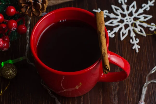 Glühwein Mit Zimt Einer Roten Tasse Vorfreude Auf Weihnachten Blick — Stockfoto