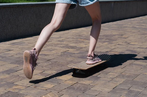 Slanke Benen Van Meisje Rijden Een Skateboard Een Park Closeup — Stockfoto