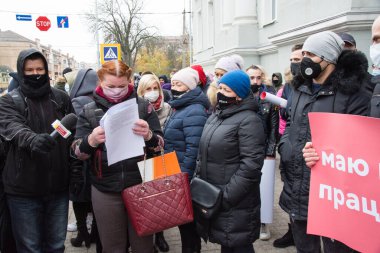 Ukrayna, Chernigov 13 Kasım 2020: Hafta sonu karantinasını protesto edin, covid-19 salgınıyla ilgili iş kısıtlamaları.