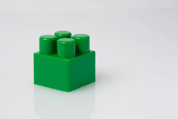 Construtor Bloco Verde Fundo Branco Conceito Ideia Construção — Fotografia de Stock