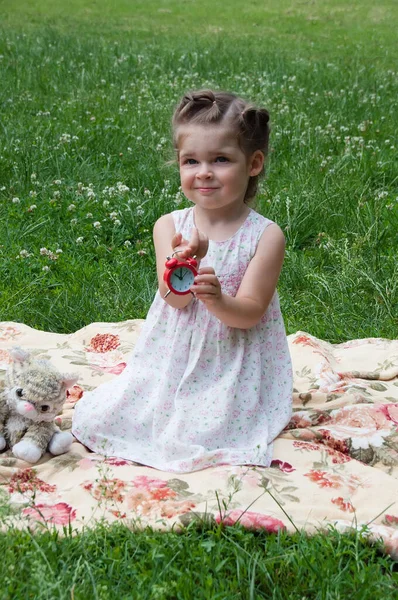 Très Belle Petite Fille Assise Sur Une Pelouse Dans Parc — Photo