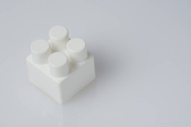 İnşaat küpleri, beyaz arkaplanı kapatın. Çocuk oyuncağı sağ taraftaki metinler için yeri kapat..