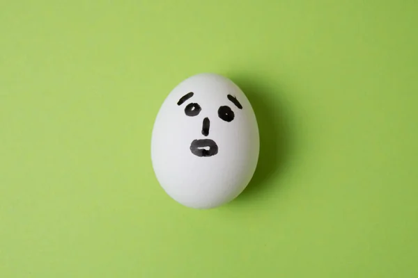 Huevo Con Una Cara Sorprendida Sobre Fondo Verde Con Lugar — Foto de Stock