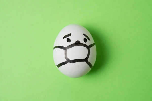 Huevo Con Una Máscara Cara Sobre Fondo Verde Con Espacio — Foto de Stock