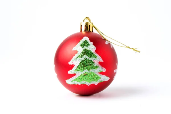 Decoração de Natal bola vermelha com abeto no fundo branco — Fotografia de Stock