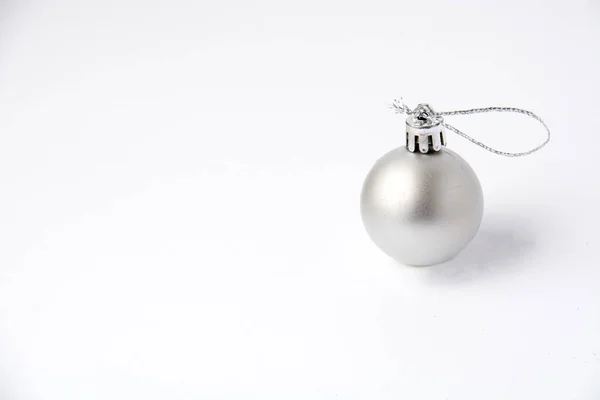 Decoração de Natal bola de prata em um fundo branco — Fotografia de Stock