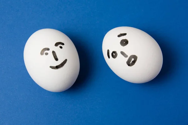 Eggs with different emotions on their faces: surprise and joy. — Stock Photo, Image