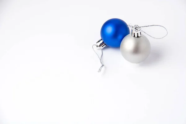 Twee ballen blauw en zilver, kerst decor op een witte achtergrond — Stockfoto