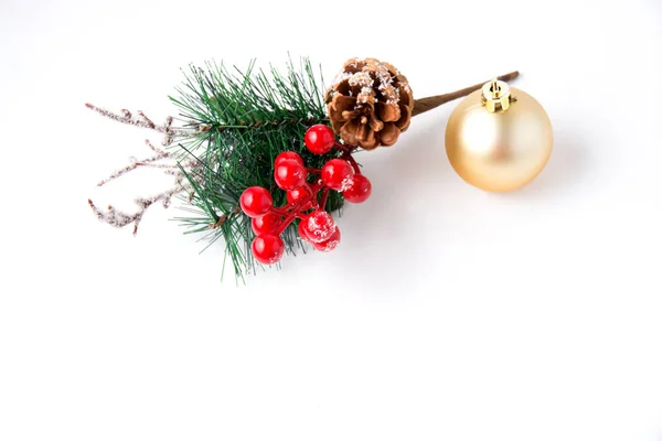 Weihnachtsdekor goldglänzende Kugel, Tannenzapfen und Kiefernzweig auf weißem Hintergrund — Stockfoto