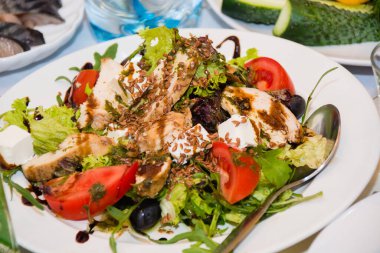 Noel yemeği, domatesli tavuk salatası keten tohumu, peynir ve yeşil sebze..