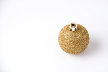 Beyaz arkaplanda Noel dekoru sarı top.