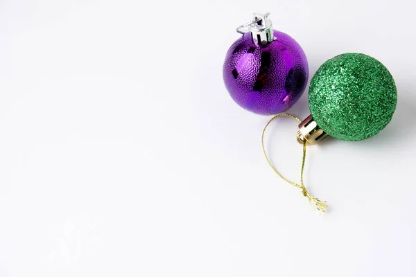 Bola Decoração Natal Dois Roxo Esmeralda Fundo Branco — Fotografia de Stock