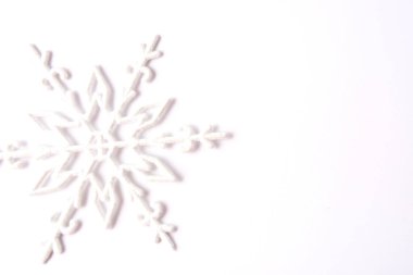 Fotokopi alanı olan beyaz arkaplandaki Noel dekoru kar tanesi.
