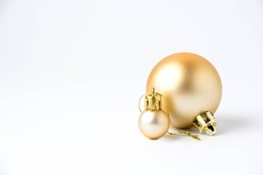 Noel dekoru Beyaz arka planda iki parlak altın top.
