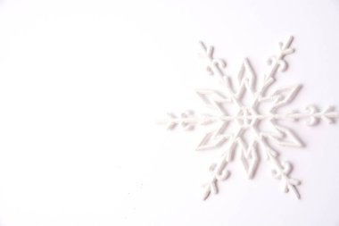 Fotokopi alanı olan beyaz arkaplandaki Noel dekoru kar tanesi.