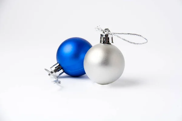 Twee Ballen Blauw Zilver Kerst Decor Een Witte Achtergrond — Stockfoto