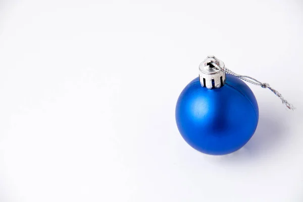 Bola Azul Navidad Sobre Fondo Blanco Con Espacio Copia — Foto de Stock