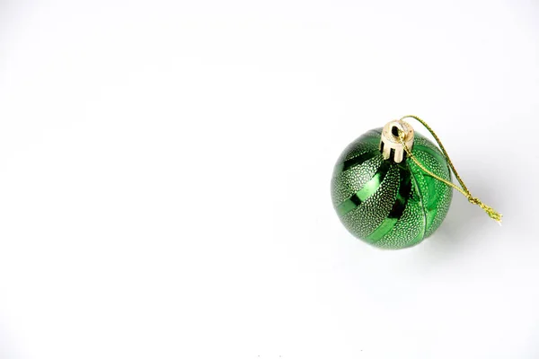 Boże Narodzenie Zielona Piłka Białym Tle Miejsca Kopiowania — Zdjęcie stockowe