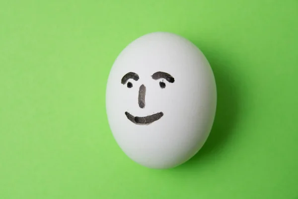 Яйцо Зеленом Фоне Радостными Эмоциями Лице — стоковое фото