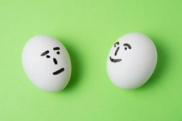 Dos Huevos Con Diferentes Emociones Cara Sobre Fondo Verde Concepto — Foto de Stock