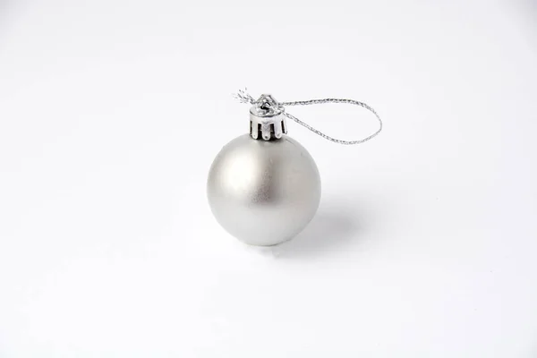白い背景にクリスマスの装飾銀ボール — ストック写真