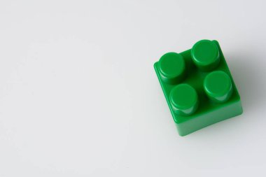 Beyaz arka planda yeşil blok inşaatçısı. İnşaat fikri kavramı