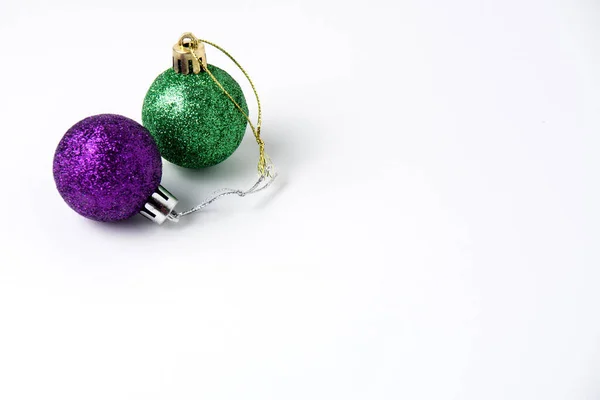 白い背景に紫とエメラルドのクリスマスの装飾ボール2つ — ストック写真