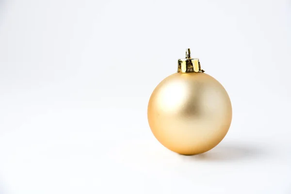 Décor Noël Boule Dorée Brillante Sur Fond Blanc — Photo