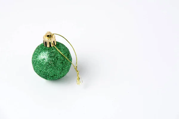 Decoração Natal Bola Verde Brilhante Fundo Branco — Fotografia de Stock