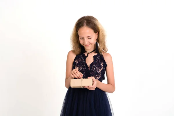 Menina Adolescente Feliz Fundo Branco Com Presente Natal — Fotografia de Stock