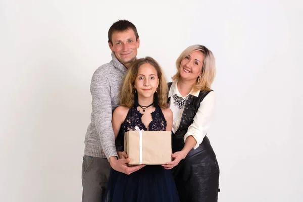 Felice Famiglia Mamma Papà Figlia Con Regalo Sfondo Bianco — Foto Stock