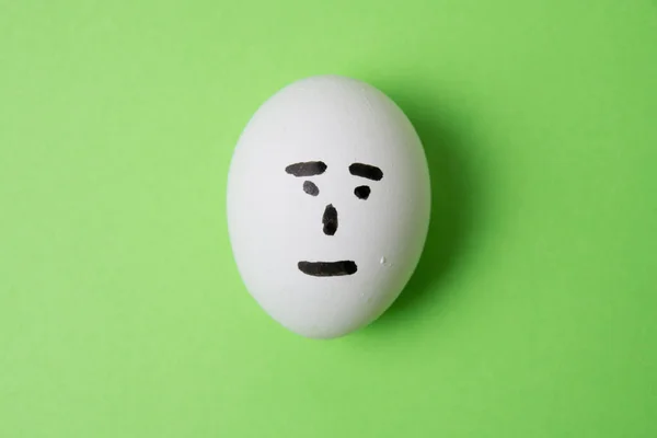 Huevo Con Una Emoción Indiferente Cara Sobre Espacio Copia Fondo — Foto de Stock