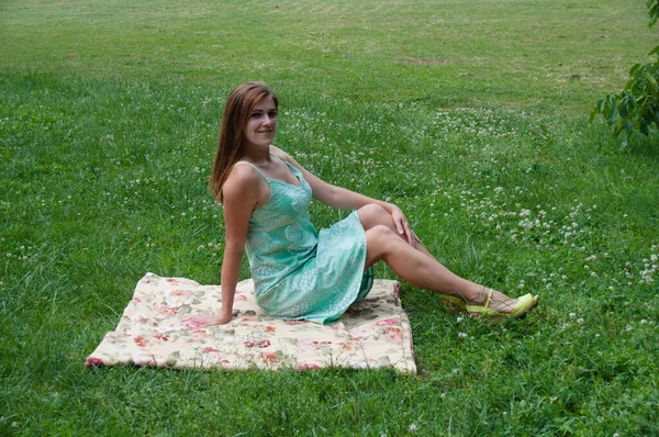 Schöne Frau Mit Langen Haaren Sommer Park Sitzt Auf Plaid — Stockfoto