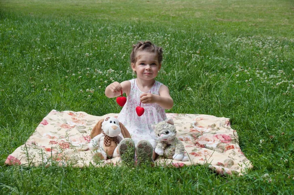 Très Belle Petite Fille Assise Sur Une Pelouse Dans Parc — Photo