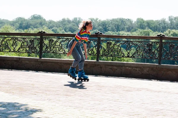 Alegre Bela Adolescente Menina Patinando Parque Manhã Verão Awarm — Fotografia de Stock