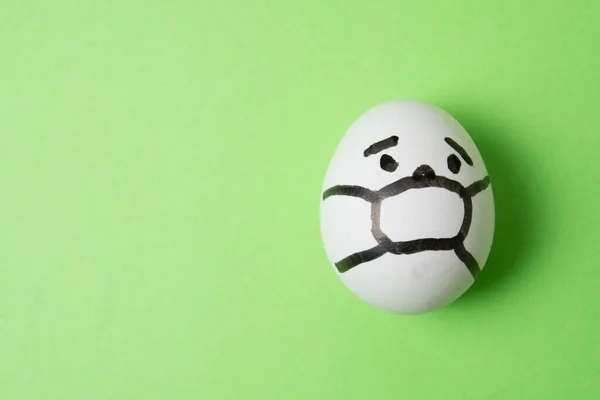 Huevo Con Una Máscara Cara Sobre Fondo Verde Con Espacio — Foto de Stock