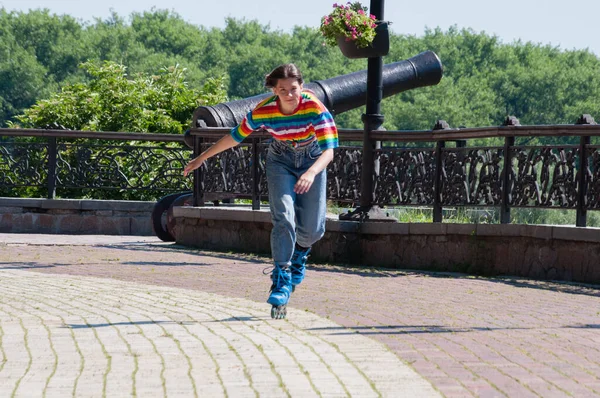 Alegre Hermosa Adolescente Patinando Parque Awarm Mañana Verano —  Fotos de Stock