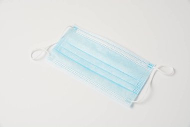 Beyaz arkaplandaki tıbbi maske kopyalama alanını izole et.