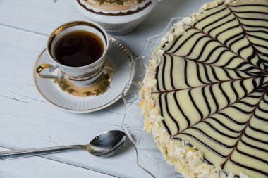 Hafif arka planda bir fincan çay ve kek.