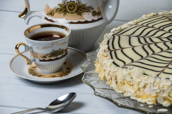 Tasse de thé et gâteau esterhazy sur un fond clair — Photo