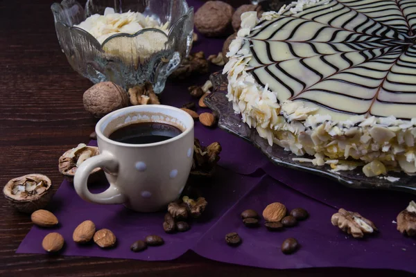 Délicieux Gâteau Aux Noix Amandes Chocolat Noir Blanc Une Tasse — Photo