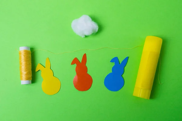 Girlanda kolorowych królików wielkanocnych. Proces wytwarzania ręcznie robionych girland z wielobarwnej tektury i waty na Wielkanoc. — Zdjęcie stockowe