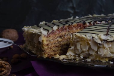 Fındıklı, kremalı ve çikolatalı lezzetli pastayı yakın plan çekimde kesiyorum..