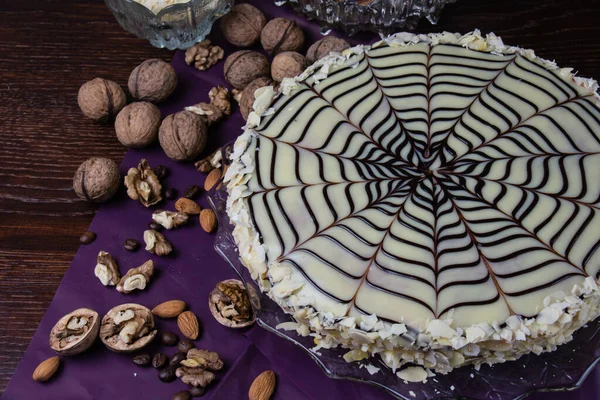 Délicieux Gâteau Aux Noix Amandes Chocolat Noir Blanc Sur Fond — Photo