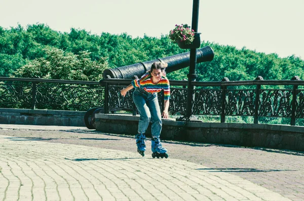非常に美しいですティーン女の子乗り物上のローラースケート夏の公園で街 — ストック写真