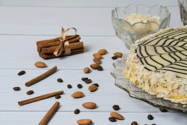 Kue Yang Lezat Kayu Manis Almond Kopi Dan Kenari Atas — Stok Foto