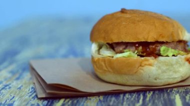 Et, sebze ve soslu hamburger. Karantina sırasında uzaktan çalışma ve restorandan yiyecek teslimatı kavramı