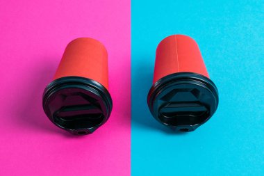 Parlak arka planda plastik kapaklı kırmızı kağıt bardaklar kopyalama alanı.