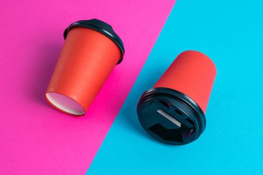 Parlak arka planda plastik kapaklı kırmızı kağıt bardaklar kopyalama alanı.