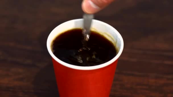 Kawa Czerwonym Papierowym Kubku Ciemnym Drewnianym Stole Ręczne Mieszanie Kawy — Wideo stockowe
